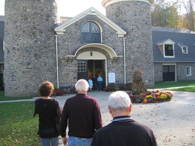 Cooperstown 2007 Farmers Museum
Entrance to Farmers Museum.  Potter Men on way to Carousel
